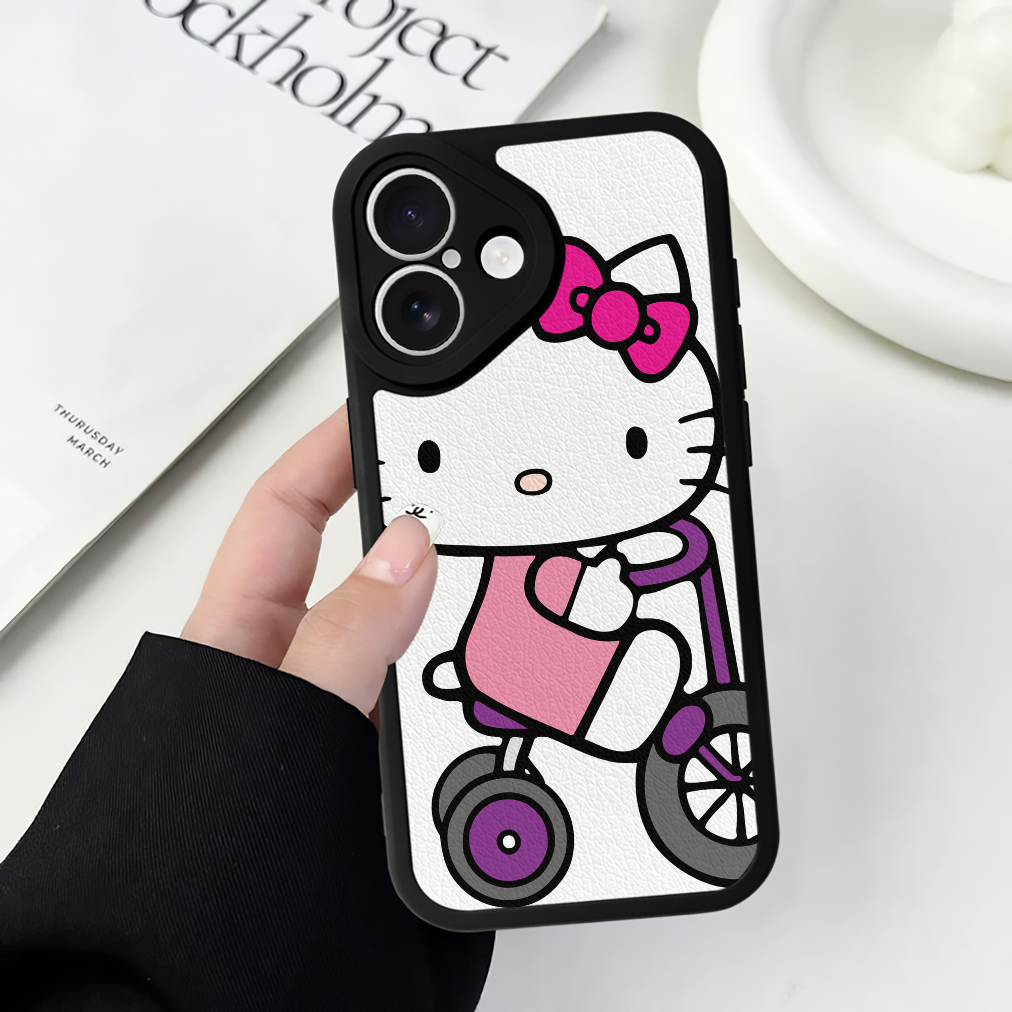 （画像用） Hello Kitty ハローキティ 【iPhone 16シリーズ対応】シリコンスマホケース（レザー調） 材質：シリコン